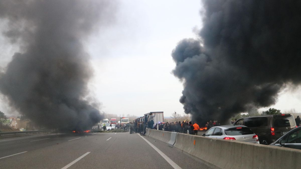 Corte del tráfico por las protestas agrarias en Medinyà (Girona).