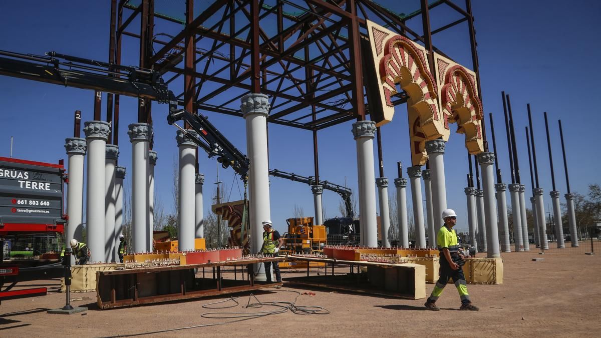 Comienza el montaje de la portada de la feria 2026