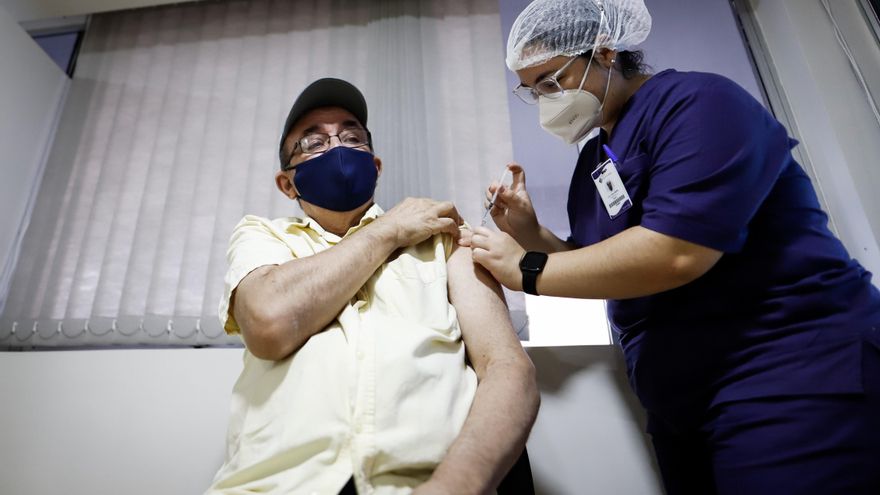 Personal médico trabaja en una jornada de vacunación en el Centro Médico La Costa de Asunción. EFE/Nathalia Aguilar/Archivo