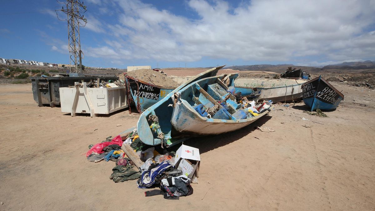 Las pateras se acumulan en un vertedero provisional en el sur de Gran Canaria