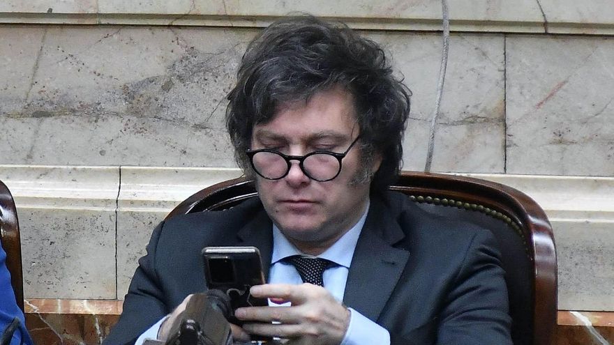 Corrida cambiaria y corrida bancaria: los dos fenómenos que alienta Milei