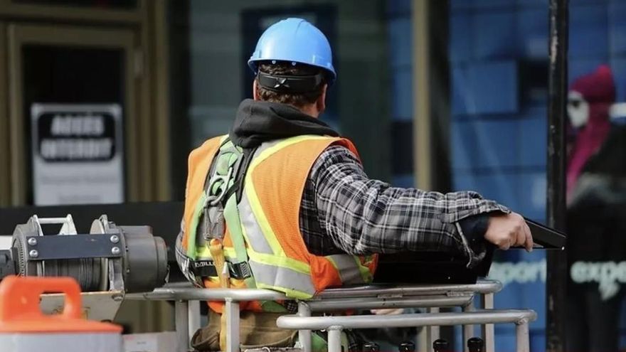 Mientras mantienen salarios estancados y jornadas al sol, las constructoras se quejan de que no hay trabajadores en Canarias