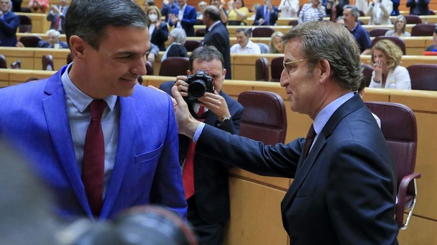 Sánchez y Feijóo se saludan antes de su 'cara a cara' en el Senado en septiembre.