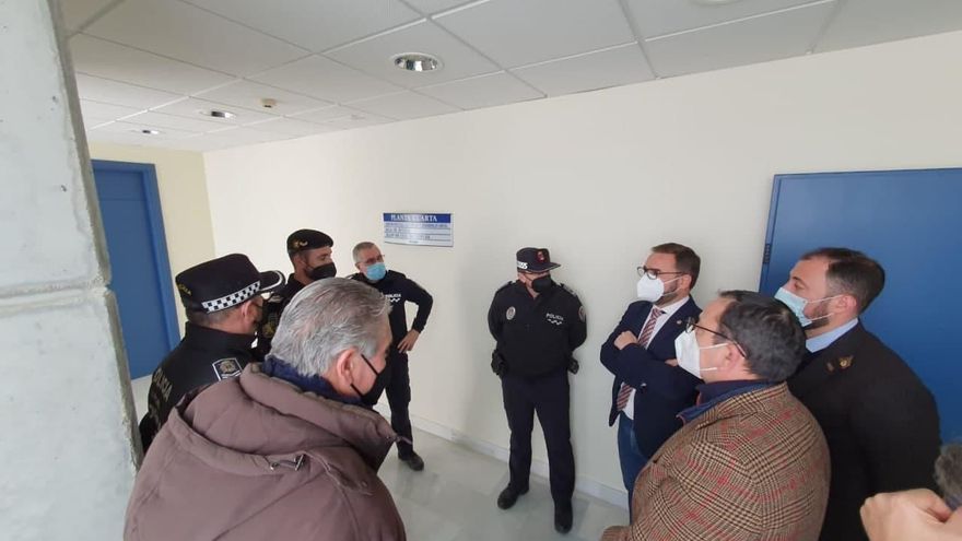 El alcalde de Lorca, Diego José Mateos, a la derecha chaqueta azul y gafas, conversa con agentes de policía el día del asalto al pleno