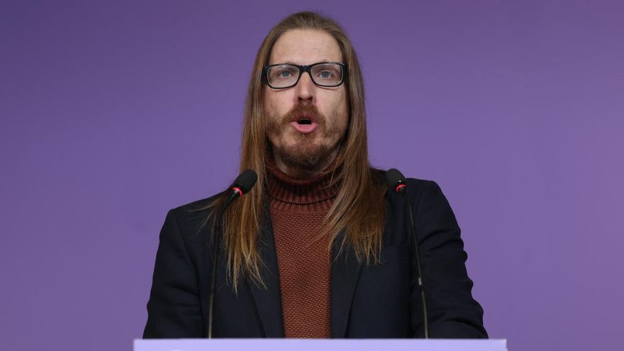 El secretario de Organización y portavoz de Podemos, Pablo Fernández durante una rueda de prensa celebrada en la sede del partido este lunes en Madrid.