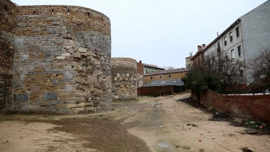 Al fondo de la muralla, el Molino Sidrón.