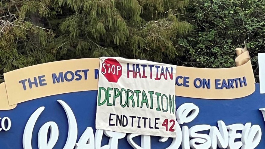 Migrantes ponen pancartas en Disney para pedir a Harris la ciudadanía de EE.UU.