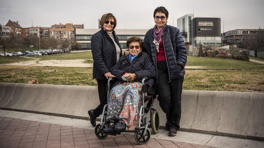 María Jesús Valero, junto a su hermana y a su madre, Benita Pablos, que vive en una residencia. Su padre falleció en el mismo centro en marzo de 2020.