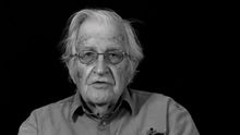 El activista estadounidense Noam Chomsky, en el vídeo de Òmnium Cultural