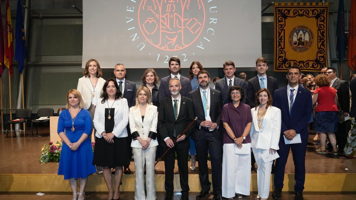 El rector Baixauli junto a su equipo de gobierno, tras la toma de posesión