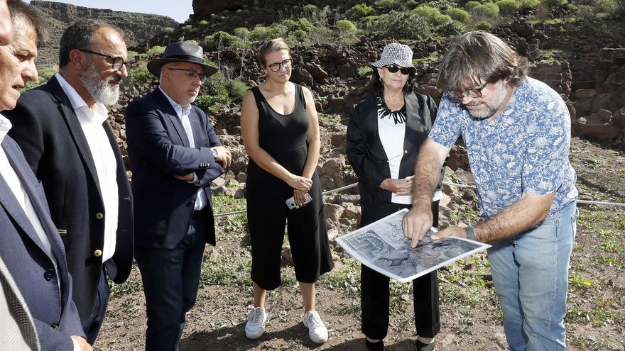 El arqueólogo Marco Moreno (d); el presidente del Cabildo de Gran Canaria, Antonio Morales (3i); el alcalde de Santa Lucía, Francisco García (2i); y la directora de Patrimonio Cultural del Gobierno canario, María Antonia Perera (2d), durante la visita que realizaron este jueves al yacimiento