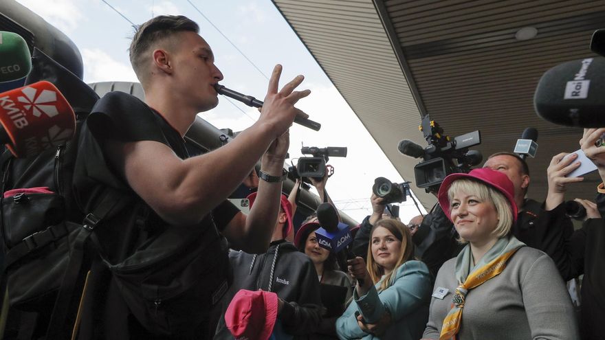 Ihor Didenchuk, de la banda ucraniana Kalush Orchestra, en la estación de tren en Kiev