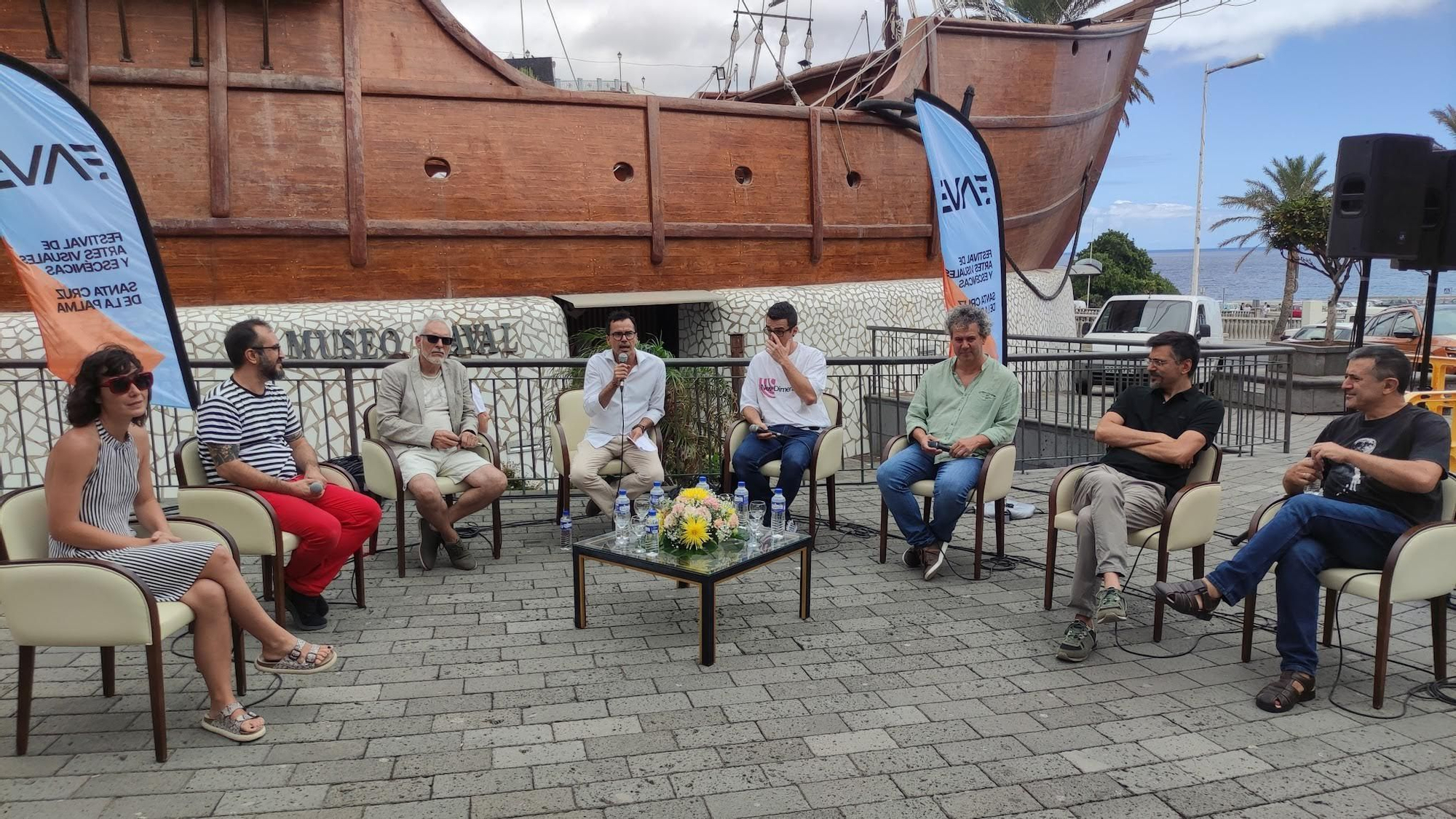 Víctor Correa (c) fue el encargado de moderar una de las mesas.