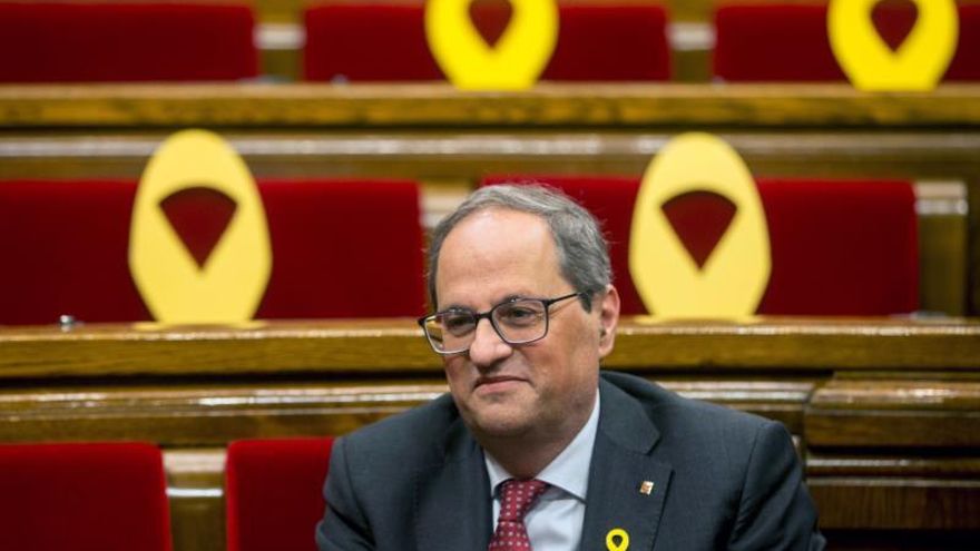 El presidente de la Generalitat, Quim Torra, ocupa su escaño en el Parlament.