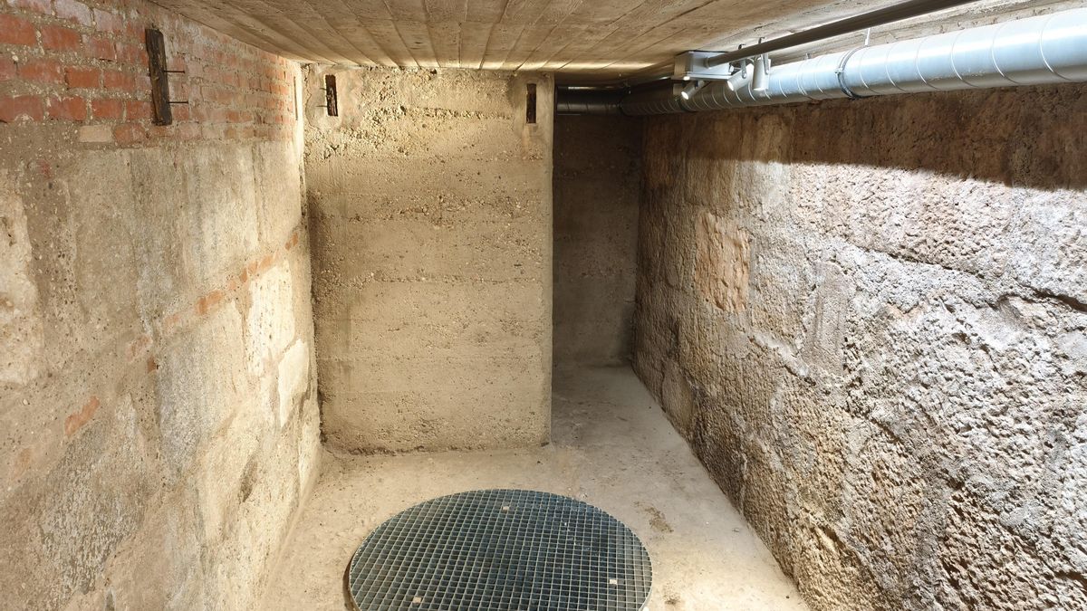 Interior del refugio antiaéreo de Alcalá de Henares tras su restauración.