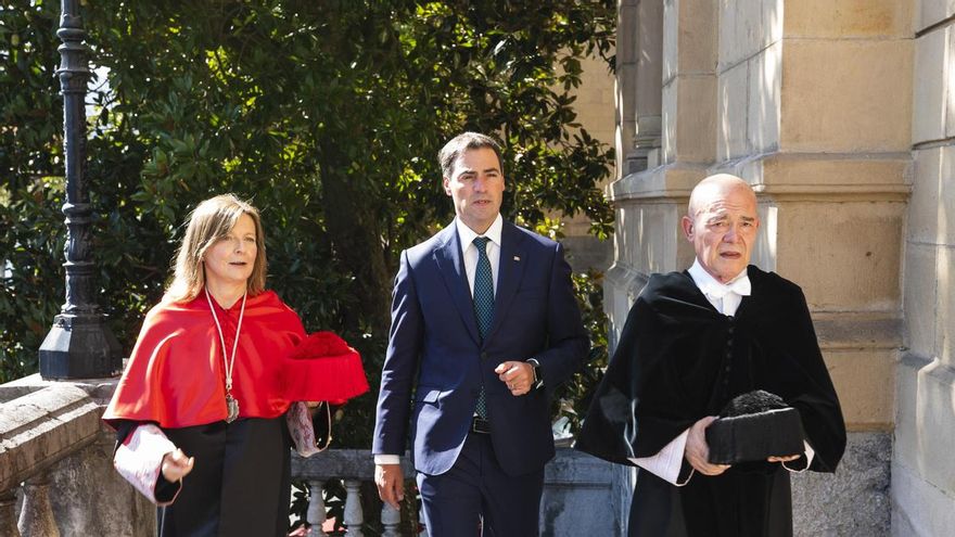 Pradales abre el curso universitario en Deusto con "honor" y "emoción" tras su ausencia en la pública EHU