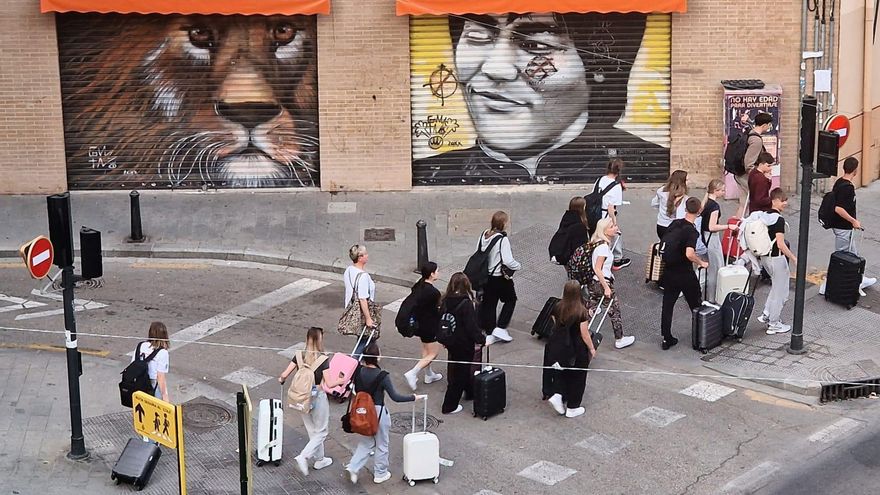 Las asociaciones de vecinos se plantan ante la opacidad del Ayuntamiento de València con los apartamentos turísticos