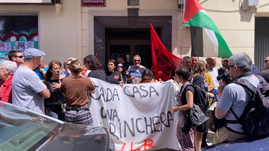 La comitiva judicial no acude al desahucio de Logroño tras horas de resistencia vecinal: "Este silencio es violencia institucional"