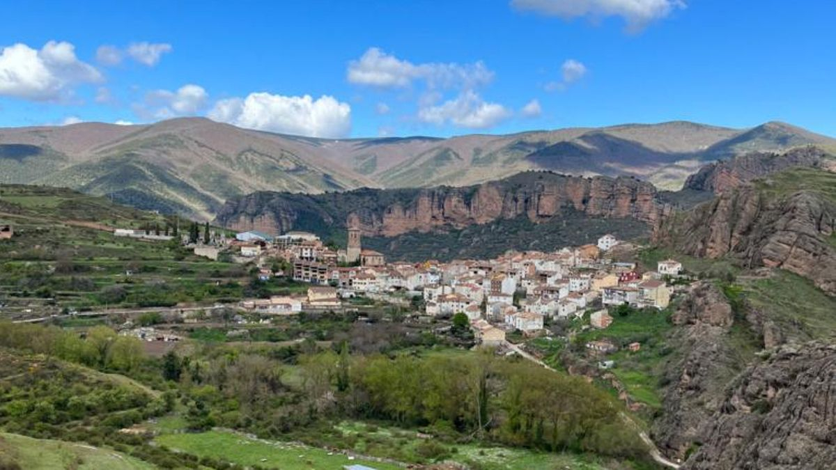 'Ninguna tumba sin flores' en Viguera para las sepulturas huérfanas de visitas tras décadas de emigración rural