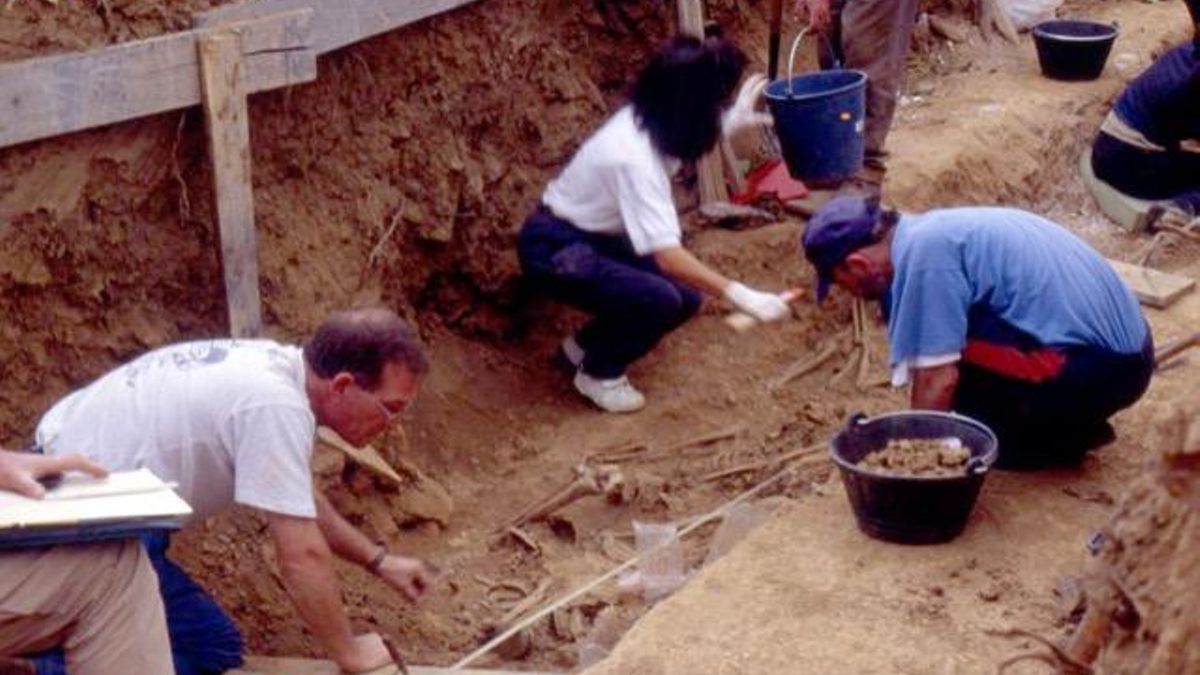 Exhumación en octubre de 2000 de 'los trece de Priaranza'. 