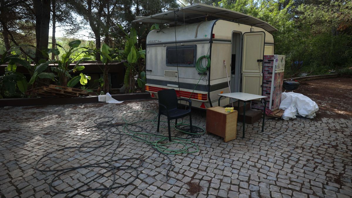 Pablo espera el desalojo en la villa de la 'casera de los famosos' de Ibiza: "Cerramos cada día la puerta"