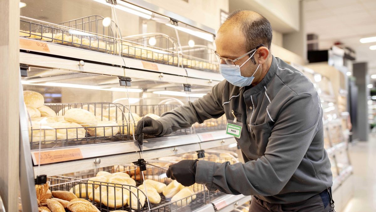 Trabajador de Mercadona en un supermercado de València
