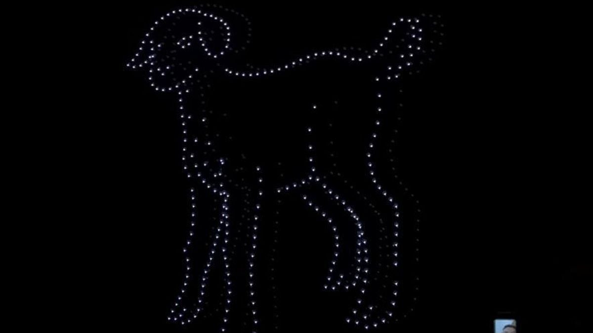 Quevedo anuncia en el cielo de Las Canteras que 'El Baifo' está al caer