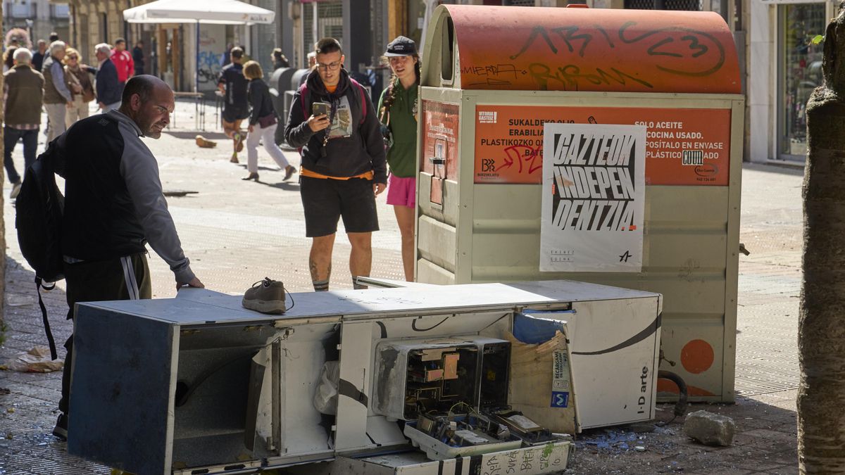 La Ertzaintza expedienta a la Falange por exhibición de símbolos franquistas en su acto del 12 de octubre en Vitoria