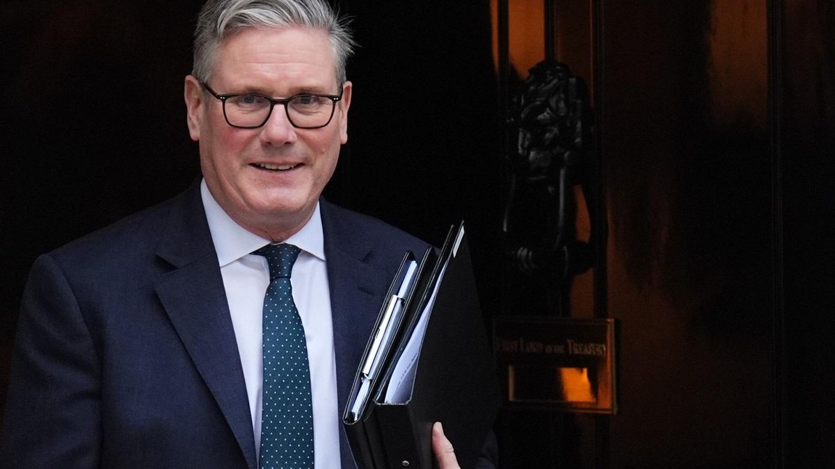 El primer ministro británico, Keir Starmer, rumbo al Parlamento este lunes, en Londres.