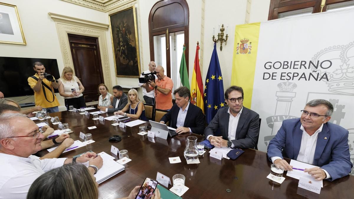 El vicepresidente primero y ministro de Economía, Comercio y Empresa, Carlos Cuerpo, preside la reunión con los alcaldes de los municipios afectados por los seísmos