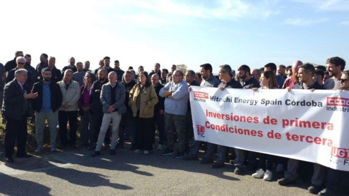 Enrique Santiago se dirige a los trabajadores de Hitachi Energy durante una asamblea ante la fábrica en Córdoba