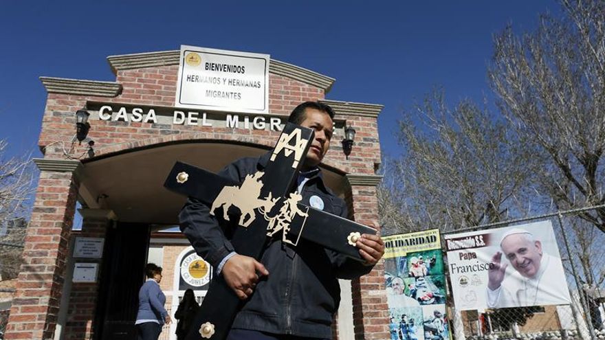 El papa rezará frente a una cruz y unos zapatos junto a la frontera de EEUU