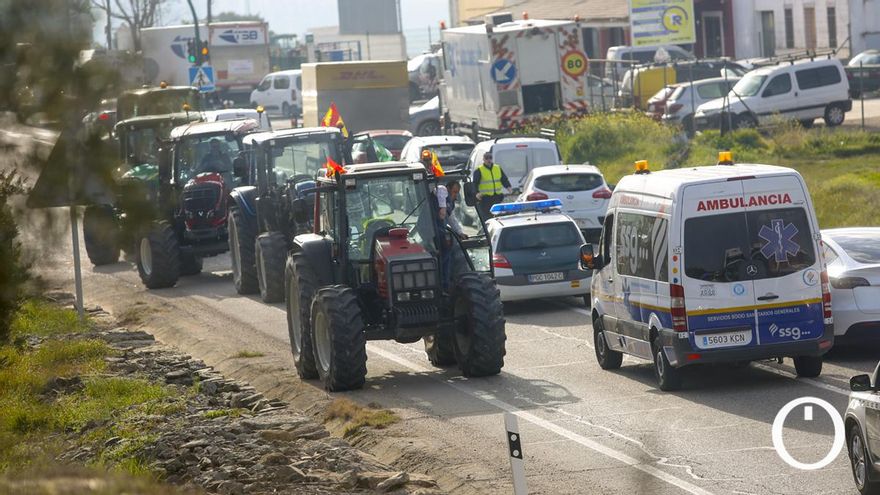 Decenas de tractores parten en columnas hacia la gran protesta de la Autovía de Málaga
