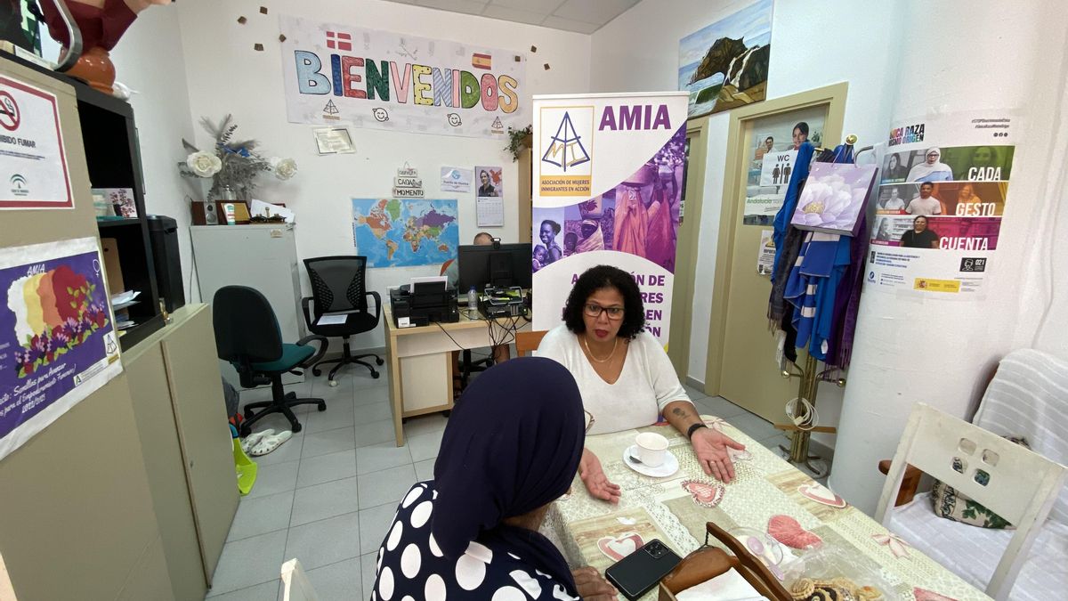 Reunión de asesoramiento entre la presidenta de AMIA y la trabajadora marroquí llegada desde un pueblo.