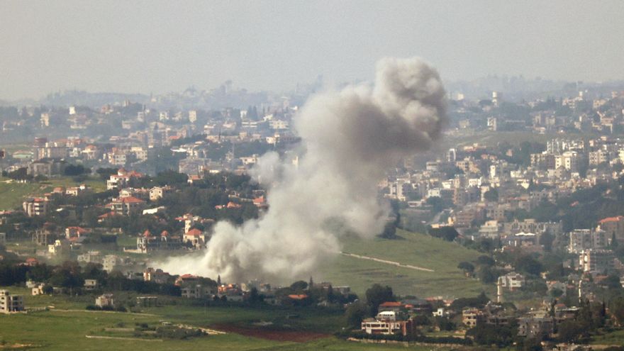 Imagen de los bombardeos israelíes en el sur del Líbano. EFE/EPA/ATEF SAFADI