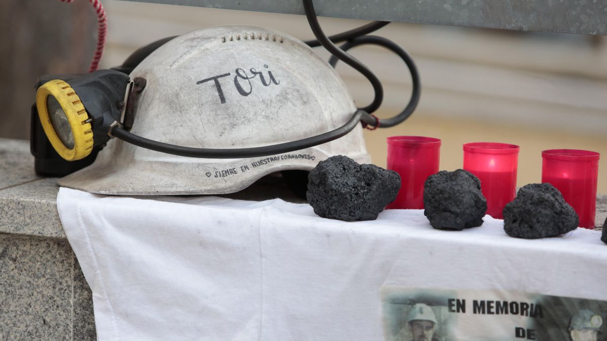 Simbólica protesta durante el juicio por la muerte de seis mineros en octubre de 2013 en la Hullera.