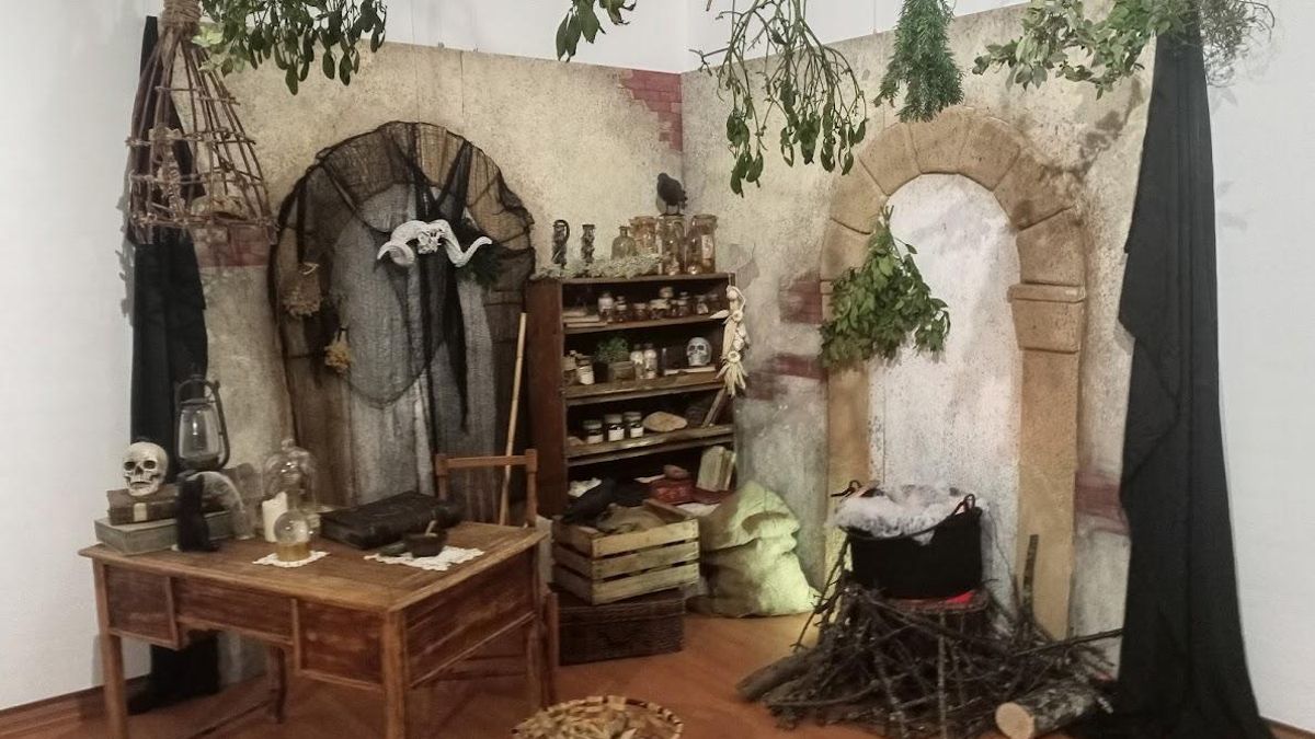 'Plantas y Brujería', una original exposición hasta finales de junio en la Casa de Cultura de Villablino