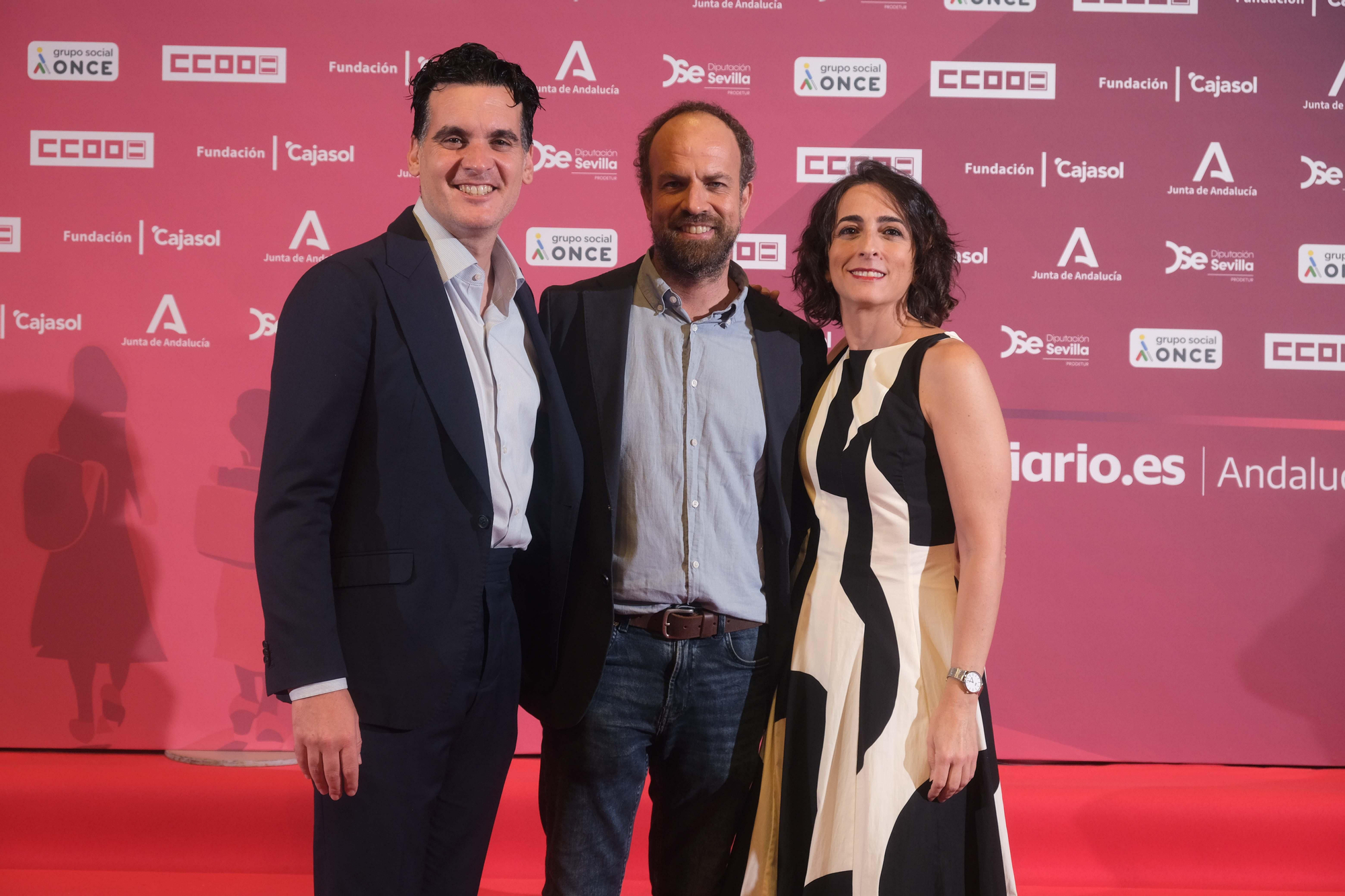 Javier Ramajo, director de elDiario.es Andalucía, junto a los dos presentadores de la gala, Julio Muñoz y María Iglesias