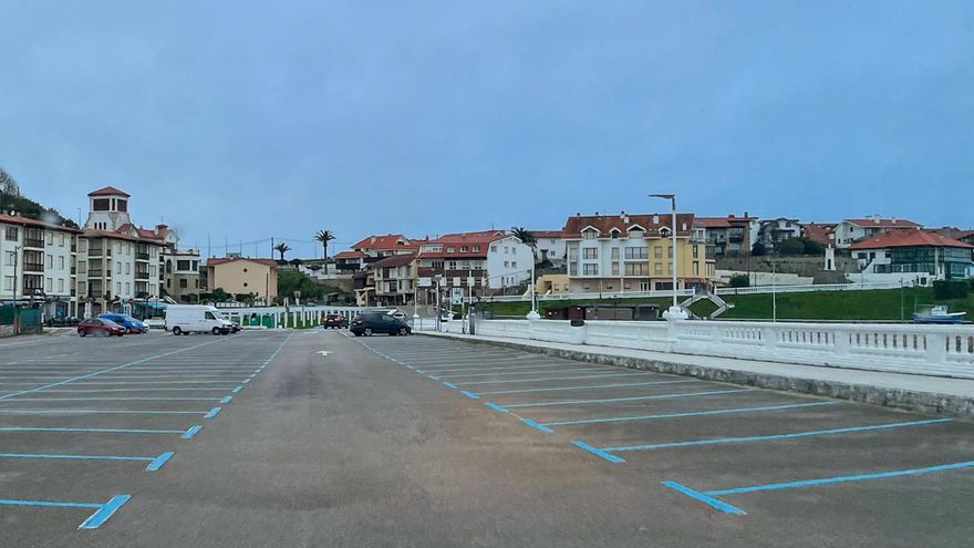 Aparcamiento de la playa de Comillas
