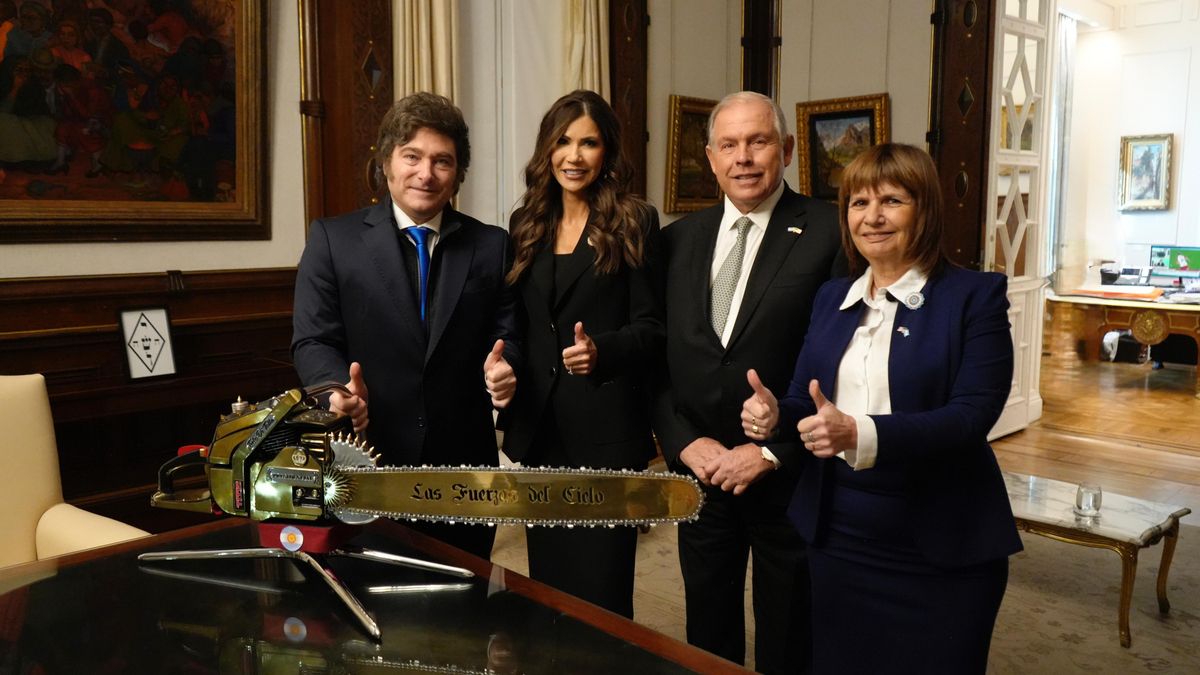 Milei con Noem, en la Rosada, junto a Werthein y Bullrich.