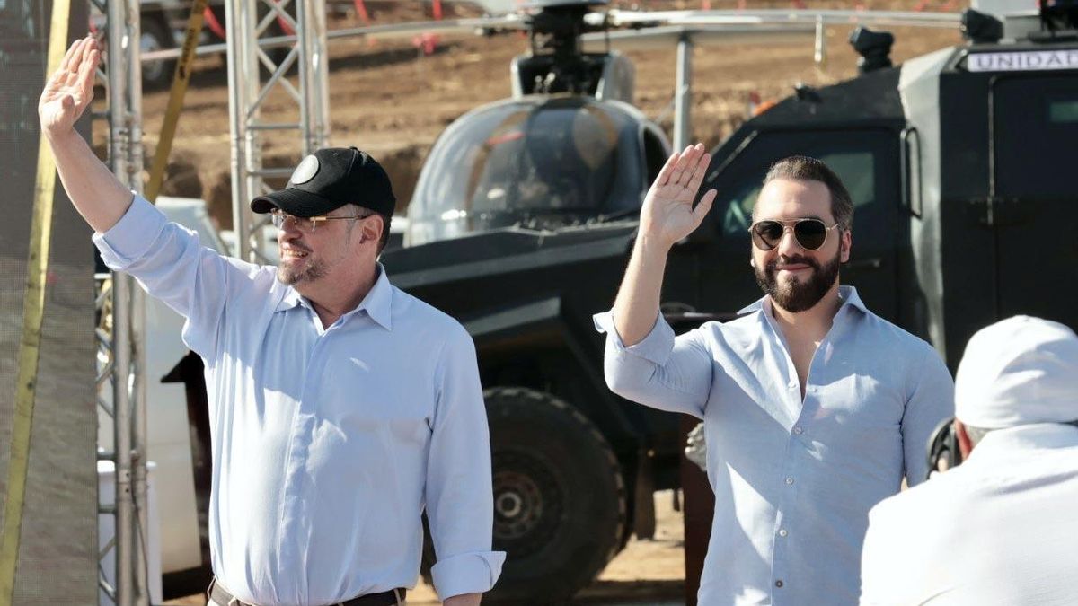 Rodrigo Chaves recibe al presidente de El Salvador, Nayib Bukele, en Costa Rica durante la inauguración de una megacárcel en el país centroamericano.