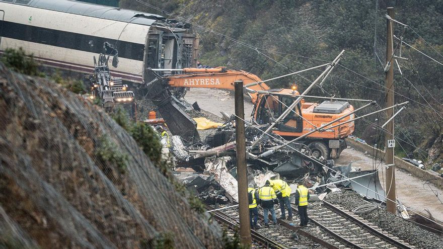 La Guardia Civil sigue buscando más víctimas en la zona del accidente ferroviario en Adamuz