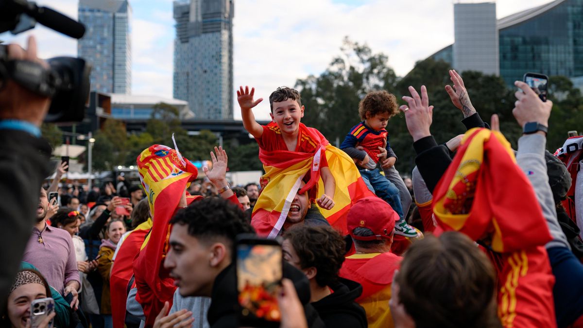 Fans españoles celebran la victoria en el Tumbalong Park de Sydney, en Australia