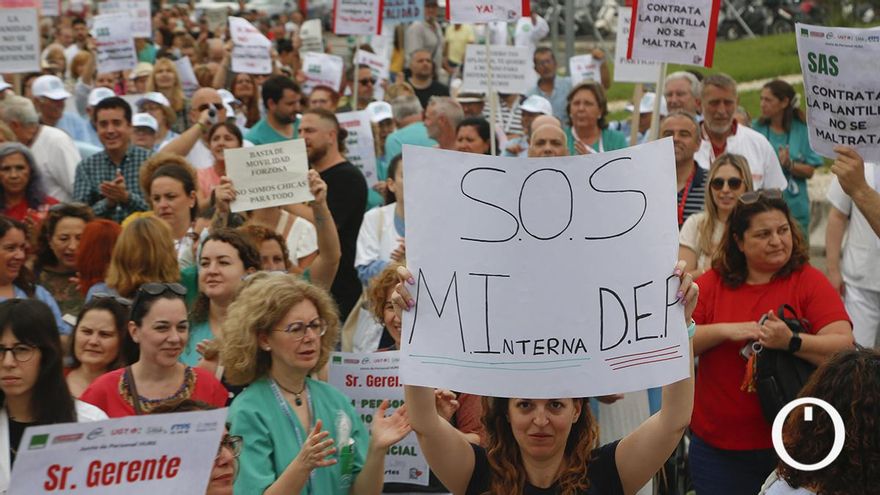 Masiva protesta de trabajadores del Reina Sofía de Córdoba ante el inminente cierre de camas y servicios