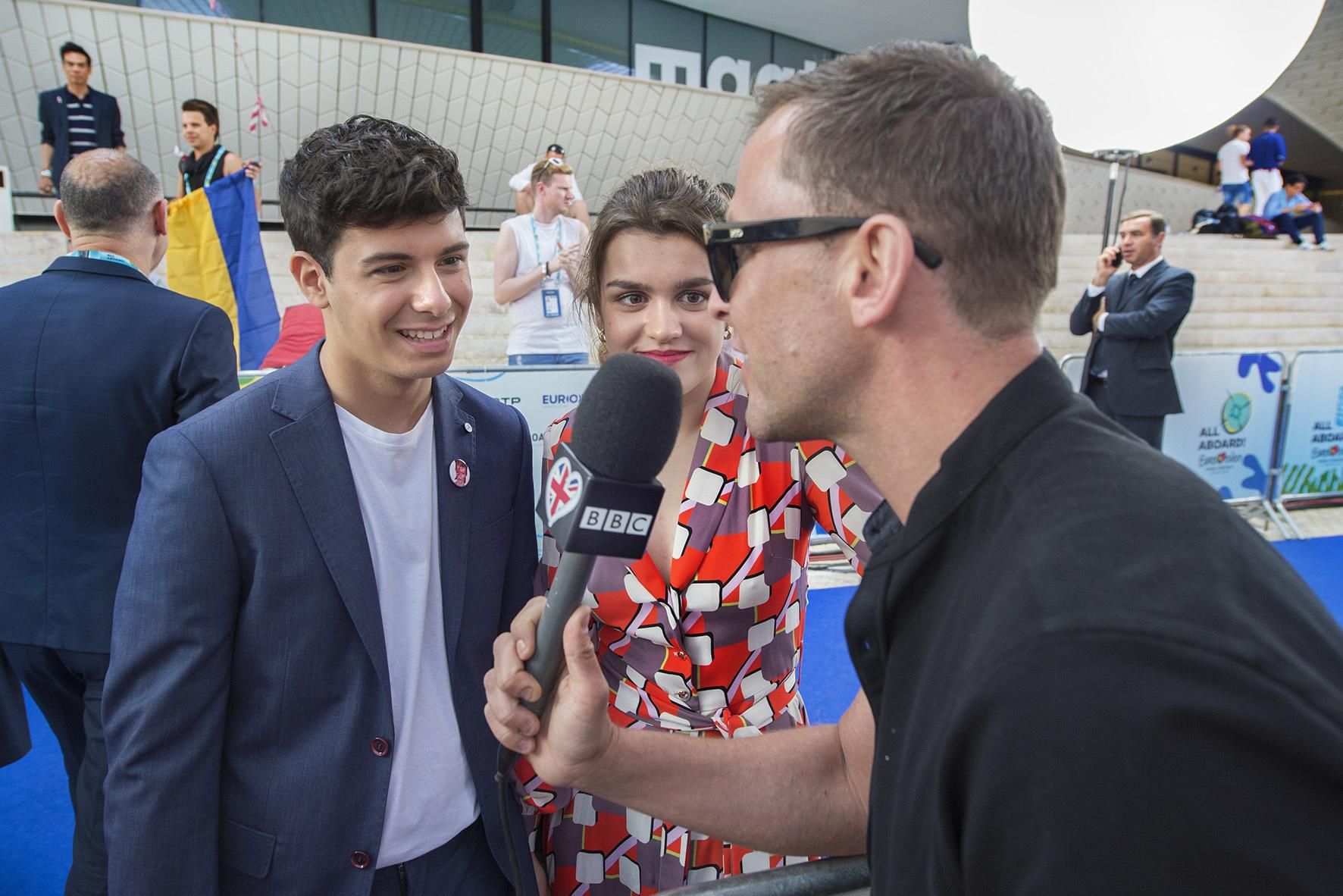 Amaia y Alfred, siendo entrevistados en Eurovisión 2018