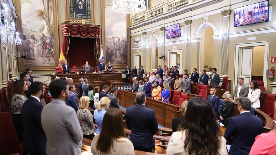 El Parlamento de Canarias suspende el pleno en señal de luto por la muerte de Saavedra