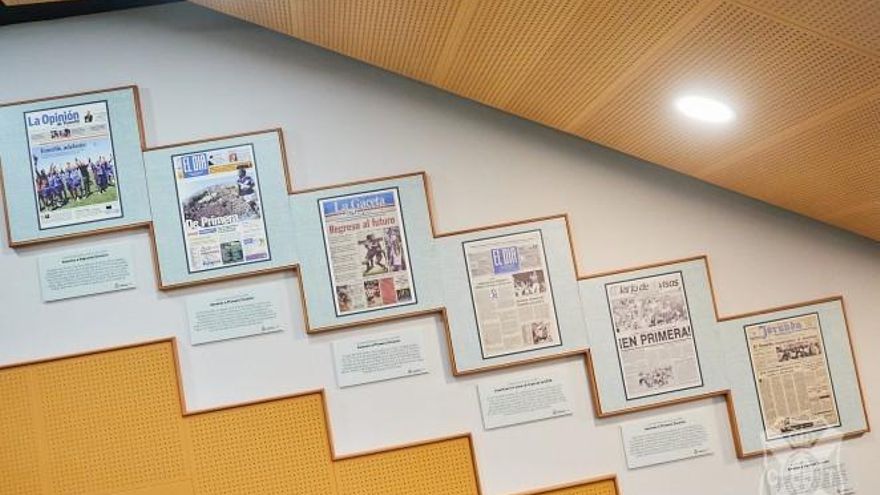El Tenerife viste la sala de prensa del Heliodoro con portadas de periódicos de sus hitos