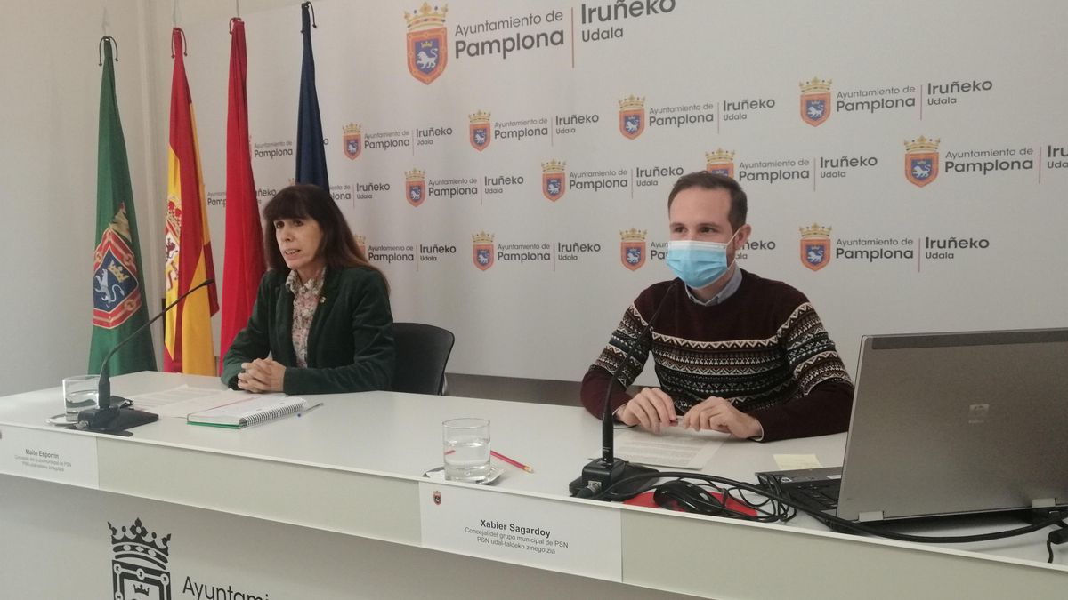 Archivo - Maite Esporrín y Xabier Sagardoy, concejales del PSN en el Ayuntamiento de Pamplona