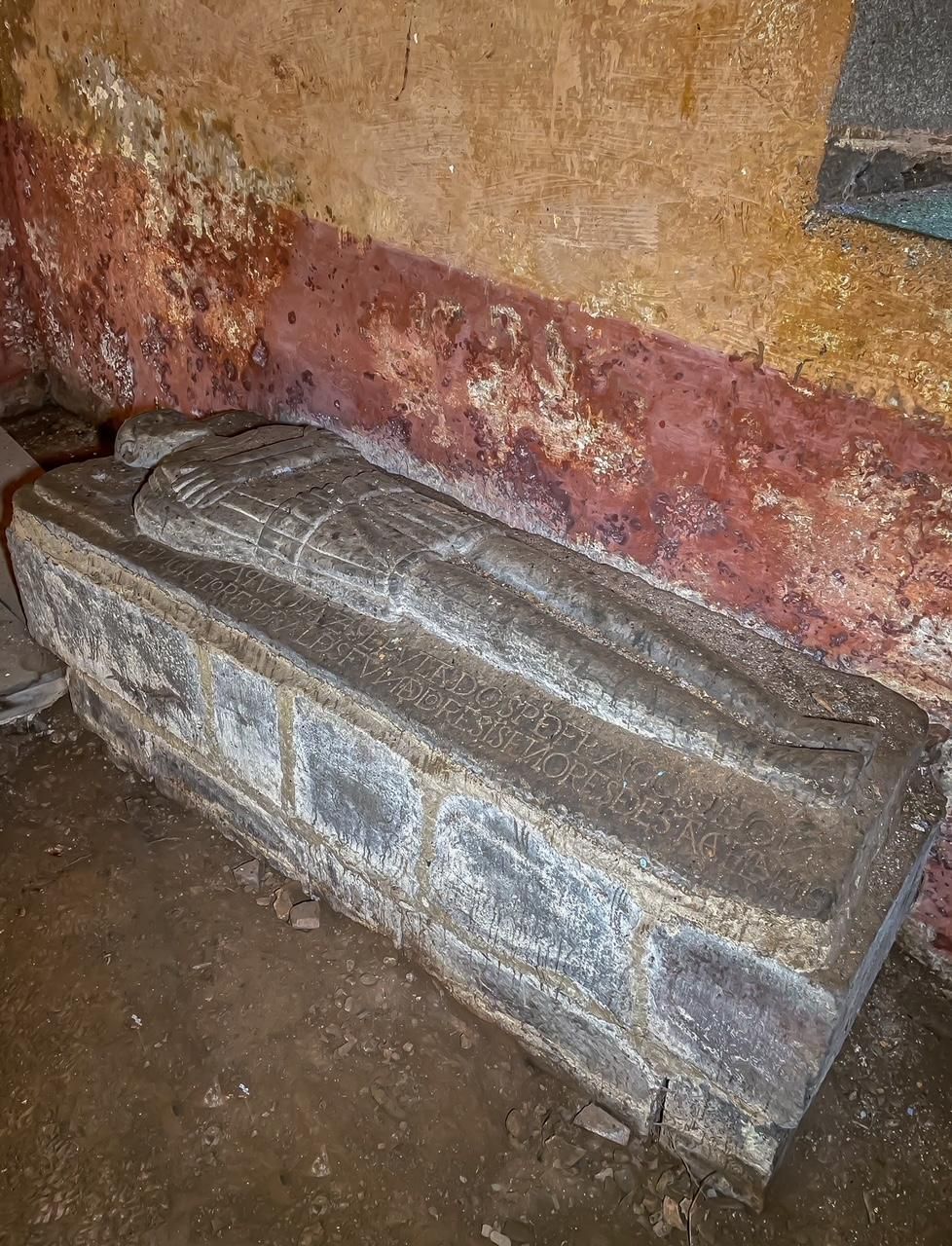 Sarcófago del s. XVI en la capilla de Santa María de Arganza, en Tineo