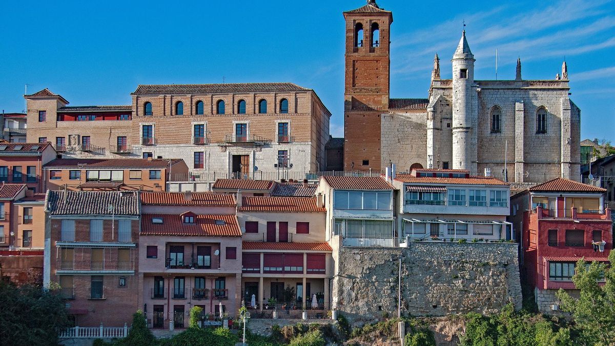 Rodeada de arquitectura castellana y soportales con comercios, la plaza es un espacio donde se celebran actividades y donde se pueden degustar platos y vinos característicos de la región
